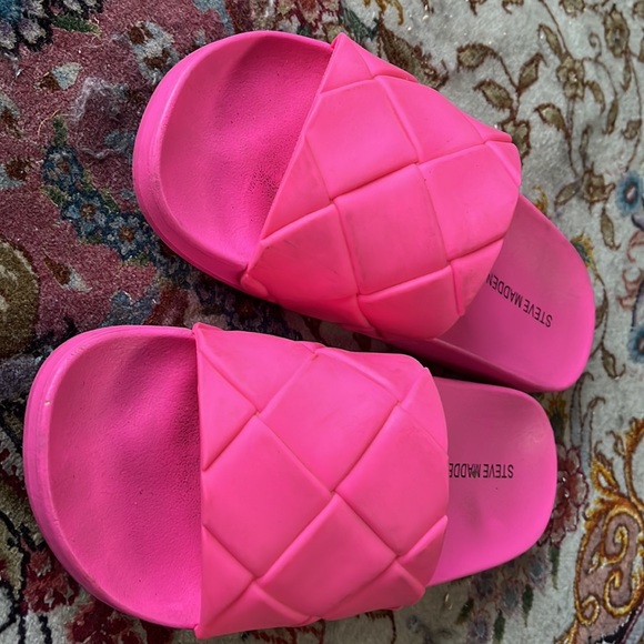 Steve Madden Neon Pink Slides 🌵7 - Picture 3 of 11